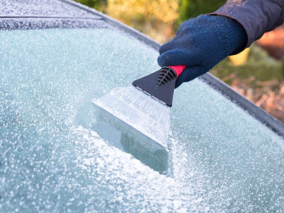 remove-ice-from-windshield